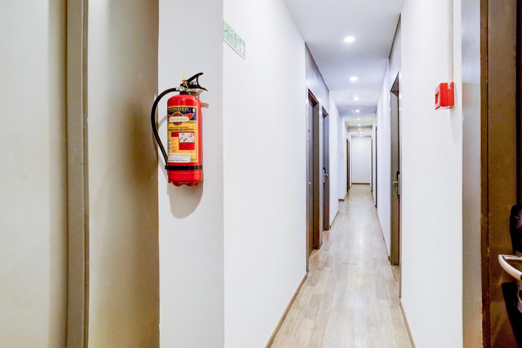 ホテル Townhouse Khar The Habitat ムンバイ エクステリア 写真